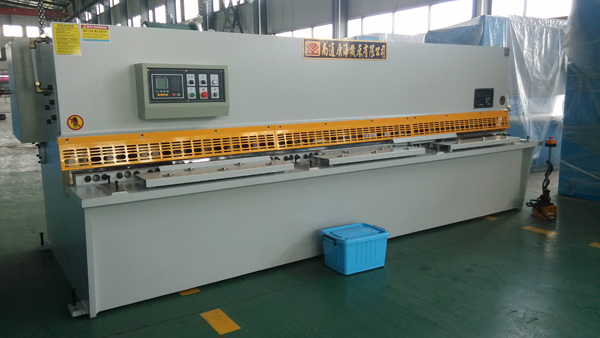 QC12K系列數(shù)控液壓擺式剪板機(jī)